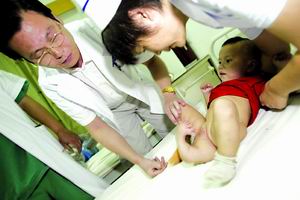 幼童长男女生殖器三条腿 检查发现女性特征完整