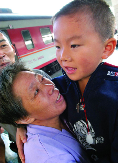 生母绑架儿子勒索前夫 嫌犯和姘夫落网(组图)_