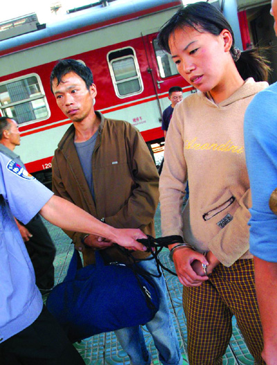 生母绑架儿子勒索前夫 嫌犯和姘夫落网(组图)_