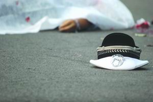 遇难交警的帽子掉在一边