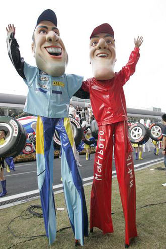 F1上海赛场 舒马赫和阿隆索玩偶造型亮相(图)