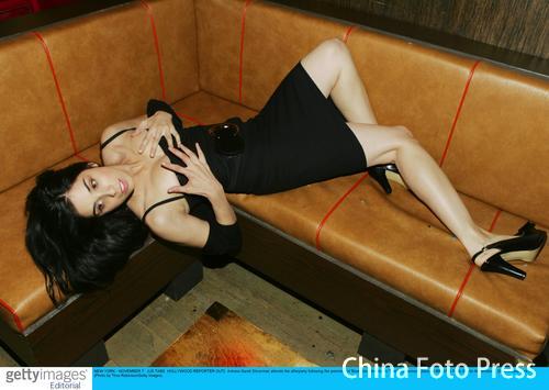 女星斯尔弗曼不惧走光 横躺沙发玩<em>自摸</em>(图)_