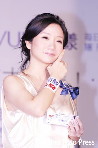 陶晶莹穿白裙美丽代言 小腹微突孕味十足(组图)