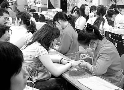 17岁少女为时尚穿脐环 追求个性致铅中毒(图)