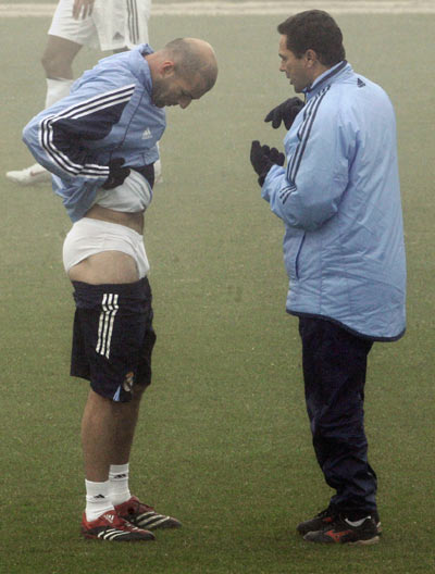 皇马备战世纪大战 齐达内球场脱裤被偷拍(组图