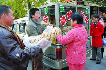 流浪麻花车现身街头 食品来源不明市民谨慎购买