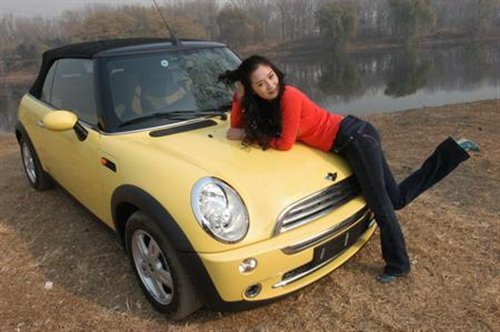 ������Ů����ʹ��ģ����MINI Cooper