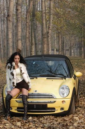 ������Ů����ʹ��ģ����MINI Cooper
