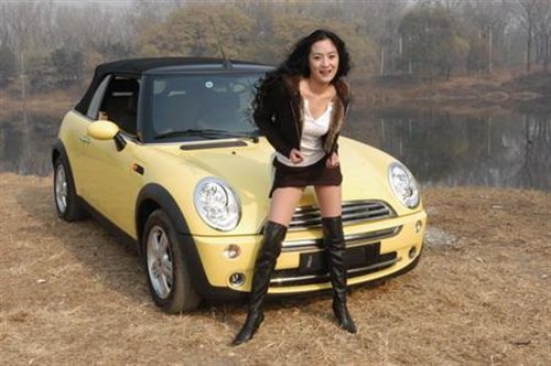 ������Ů����ʹ��ģ����MINI Cooper