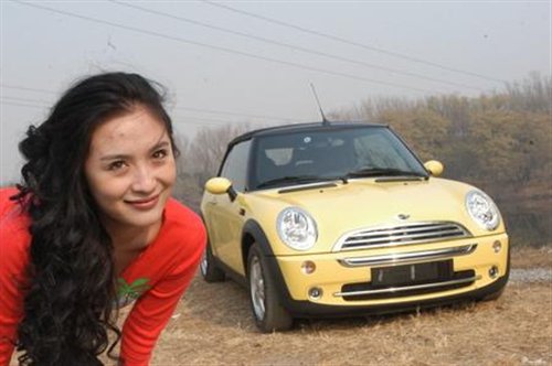 ������Ů����ʹ��ģ����MINI Cooper