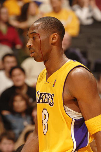 科比恶意犯规被禁赛两场 媒体爆料其怒打奥多