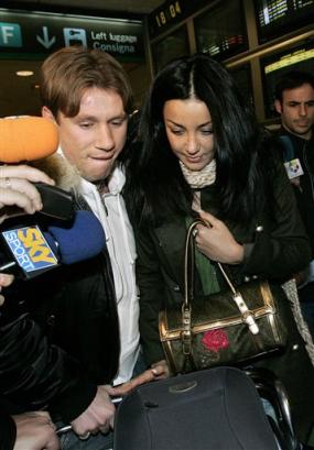 卡萨诺携女友抵达马德里 550万欧元加盟皇马_