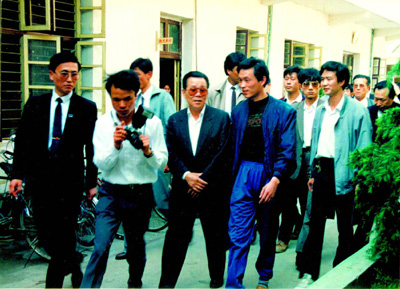 科教文体 正文     1991年5月,李瑞环同志视察温州时来到金乡徽章厂