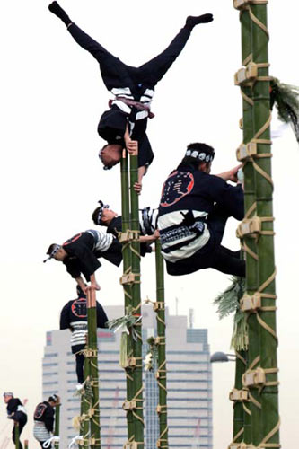 日本消防员竹梯上展示平衡技巧__图说新闻