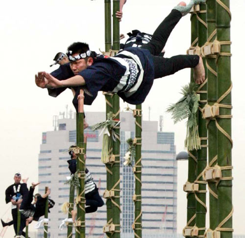 日本消防员竹梯上展示平衡技巧__图说新闻