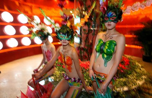 南京一餐馆试营业女模特展示人体彩绘(组图)