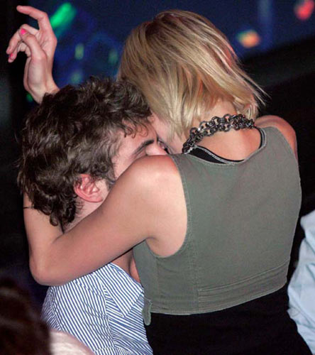 社交名媛希尔顿与新欢派对狂欢