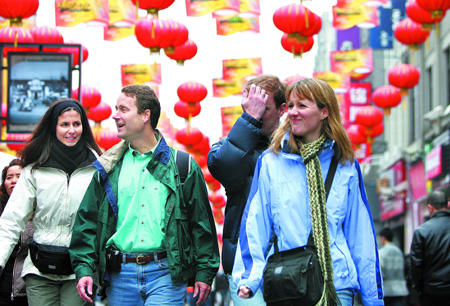 几名外国人在大街上悠闲地逛着,欣赏着中国人热闹的过年景象