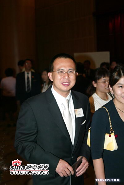 李嘉诚次子李泽楷又谱恋曲女友买餐被围追(图)