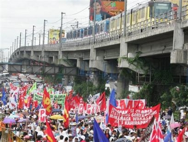 菲律宾4000人举行反政府游行要求总统下台