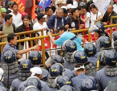 菲律宾4000人举行反政府游行要求总统下台