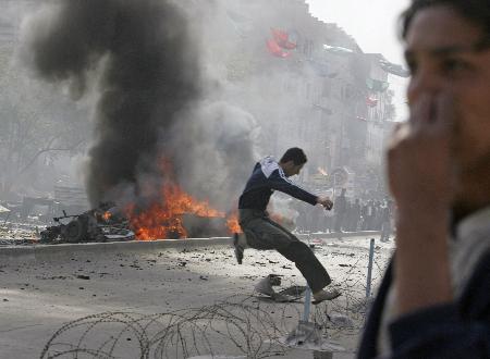 巴格达发生3起爆炸32人死亡127人受伤(图)