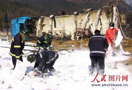 组图:104国道浙江温岭段槽罐车侧翻盐酸泄漏