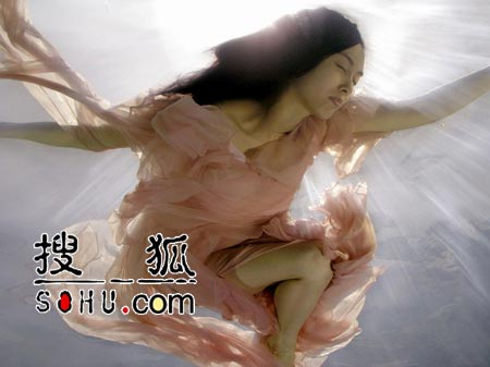 朱茵纱裙湿身展诱惑 汤碗型36D暴露无遗(图)