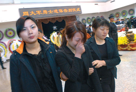 图为劫案中遭抢包的安徽籍杨小姐(中)在勇士遗体告别仪式上痛哭流泪.