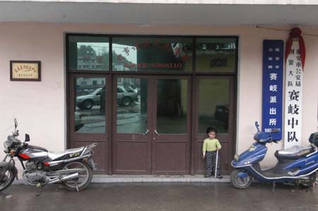福建被捕嫌犯在距派出所百米处被劫走(组图)