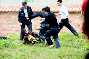 重庆一厂房垮塌致2死4伤 记者采访被打(组图)