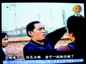 重庆一厂房垮塌致2死4伤 记者采访被打(组图)