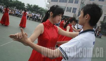 成都一中学举行成人仪式 男生揽<em>女生</em>腰跳舞(图