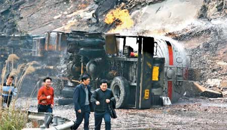 辽宁化学品罐车在重庆侧翻18吨毒气爆炸起火