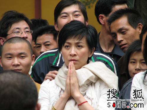 刘嘉玲神秘现身寒山寺清丽肃穆大办法事图
