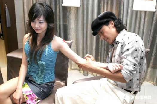 马景涛在三<em>美女</em>身上作画 面不改<em>色</em>心不跳(组图