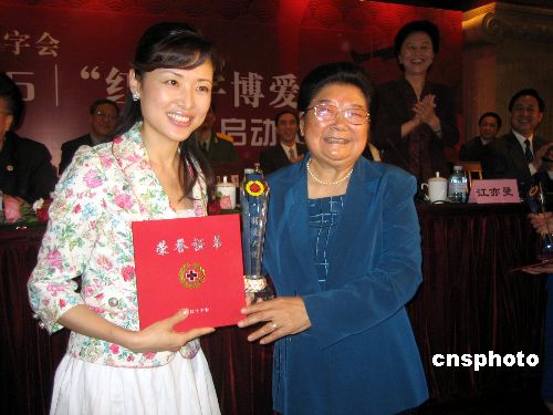 姚明周涛同获“博爱大使”称号 何时复出仍无定论