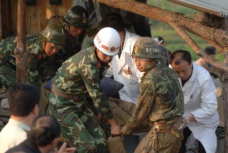 安徽安庆铁矿坍塌事故确认3人死亡(组图)