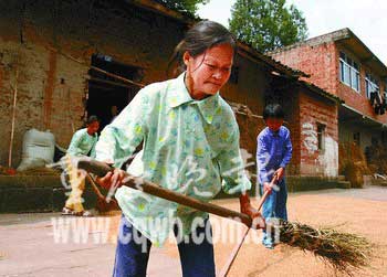 婆婆催奶水喂大两个孙(图)