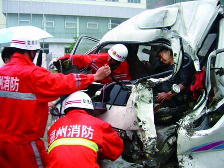 104国道发生车祸--温州新闻