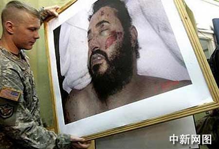 美军称扎卡维死于肺部创伤没有发现被殴打痕迹