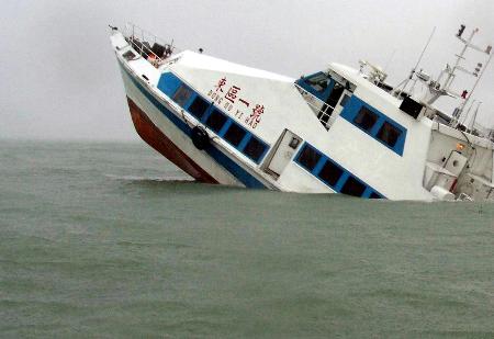 两艘客轮在珠海海域相撞其中一艘沉没(组图)