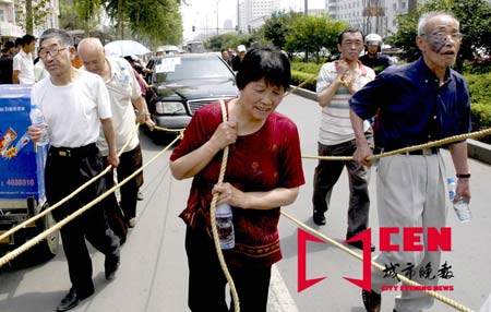 30余名老职工拉拽12缸奔驰轿车沿街叫卖(图)