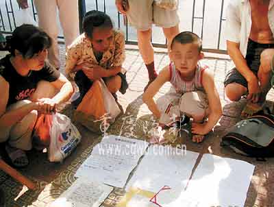 母迷麻将离家 儿乞讨凑路费寻妈(图)