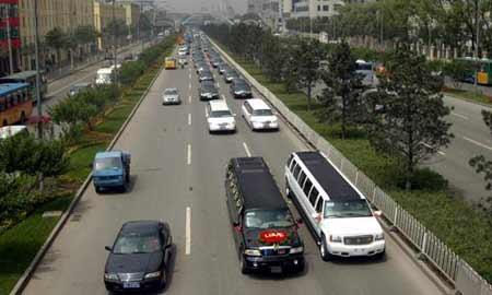 组图:哈尔滨超豪华婚礼车队堵路__图说新闻