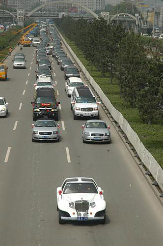 组图:哈尔滨超豪华婚礼车队堵路__图说新闻