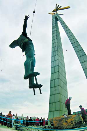 长春文化广场竖起巨型裸男雕像(组图)