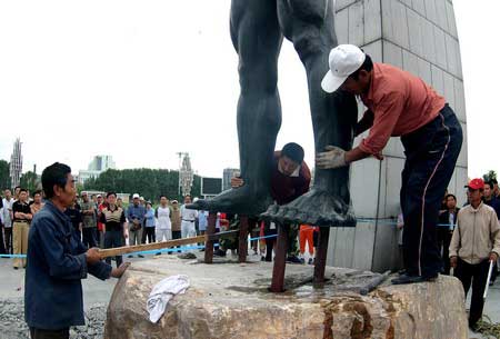 长春文化广场竖起巨型裸男雕像(组图)