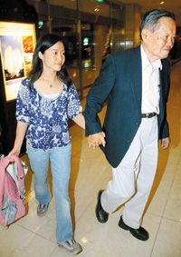 杨振宁翁帆婚后首度赴台受关注 抵台十指紧扣
