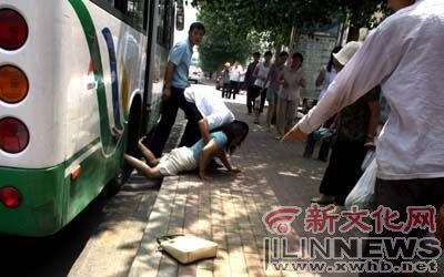 一女子脚被车门夹住被拖出数米司机竟全然不知